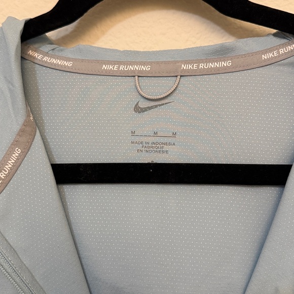 Nike Women’s Lightweight Running Jacket - Size: Medium - Picture 4 of 5